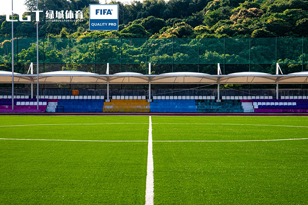 中小学操场人造草坪和天然草坪比有什么优势?
